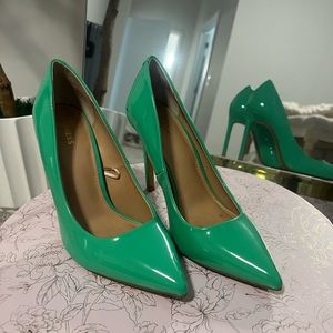Express green pumps